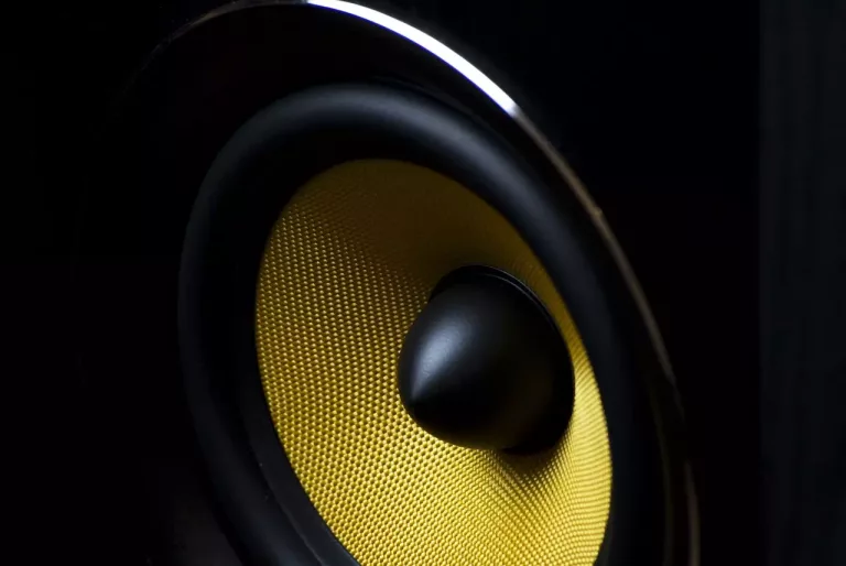 Jak rozmiar głośnika wpływa na dźwięk?