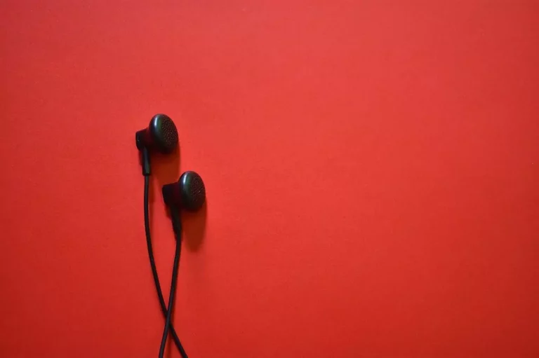 Słuchawki douszne i dokanałowe – różnice oraz przeznaczenie