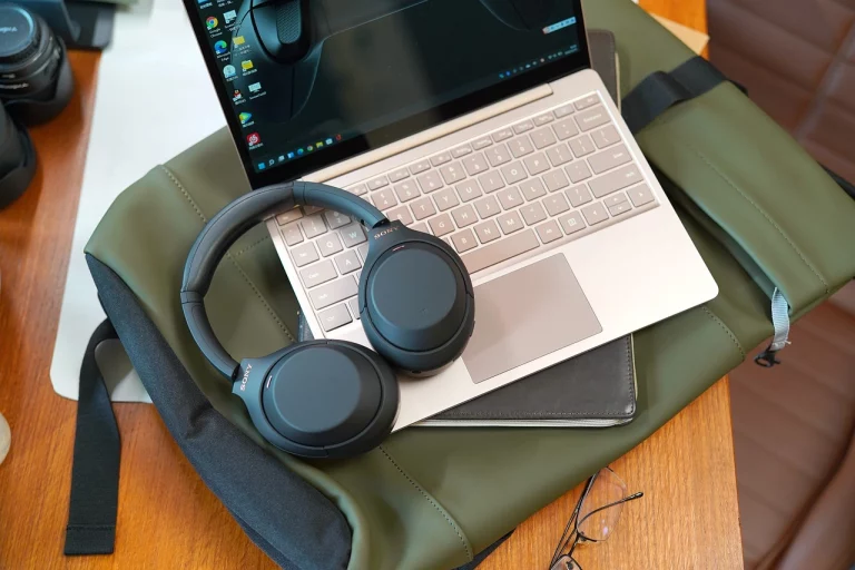 Jak podłączyć słuchawki bezprzewodowe do laptopa – krok po kroku