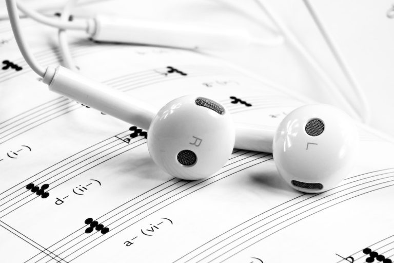 Rodzaje słuchawek – odmiany, cechy, zastosowanie