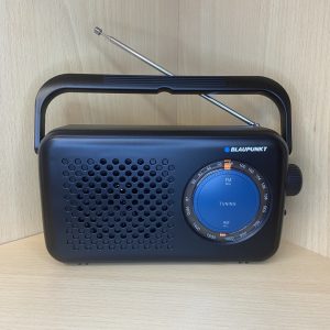 Radio przenośne Blaupunkt PR9BK na polce przodem