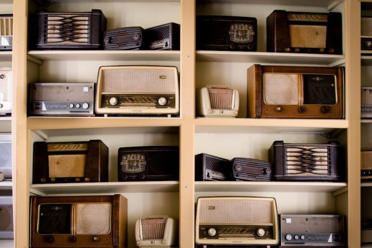Radioodbiorniki w stylu retro do domu i nie tylko… Dlaczego stare radia są dzisiaj tak popularne?