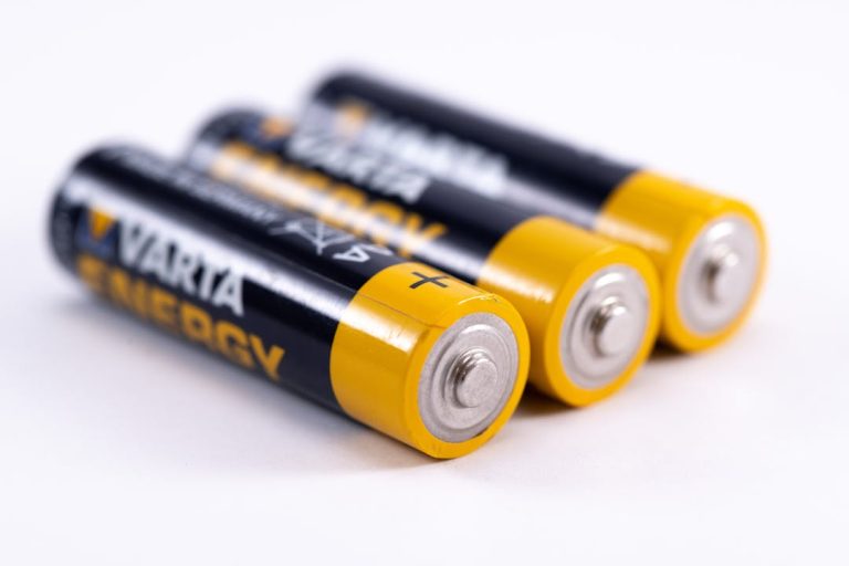 Typ baterii a czas pracy radia. Czy rodzaj baterii ma znaczenie dla długości działania?