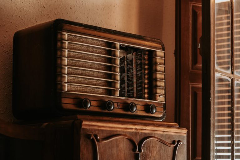 Historia radia – pierwszego masowego źródła informacji